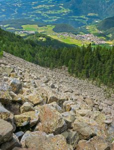 Ελβετία: Χωριό θα θαφτεί κάτω από δύο εκατομμύρια κυβικά μέτρα βράχου!!! Εκκενώνεται από τις αρχές