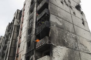 Σύμπτωση ή μήνυμα των Ρώσων; Επίθεση σε κτίριο Ευρωπαίων διπλωματών στο Κίεβο, vid