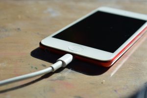 Ιταλία: 16χρονη σκοτώθηκε όταν έπεσε στη μπανιέρα το κινητό της ενώ το φόρτιζε