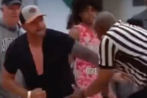 Άγριο ξύλο πατέρα και διαιτητή σε αγώνα μπάσκετ, vid