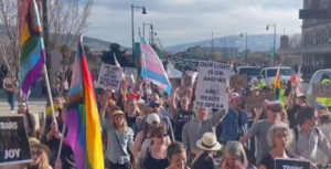 Δείτε γερουσιαστή της Νεμπράσκα να φωνάζει: “Χρειαζόμαστε τρανς άτομα, τα αγαπάμε, ανήκουν εδώ” (video)