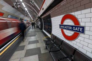 Πανικός στο μετρό του Λονδίνου – Εγκλωβίστηκαν σε βαγόνια γεμάτα καπνό, vid