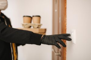 Δες τι σημαίνει το «Γ» που τυχόν βρεις γραμμένο δίπλα στο κουδούνι σου!!