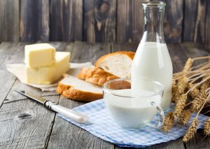 Πού θα κυμανθούν οι τιμές σε γάλα και τυρί φέτος – Τι λένε οι παραγωγοί vid