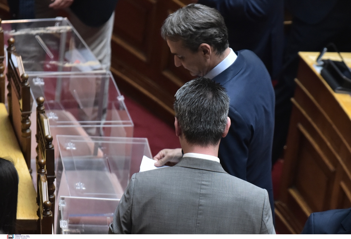 «Συναγερμός» στην Νέα Δημοκρατία: Πόσες έδρες χάνει αν μπουν μικρά κόμματα στην Βουλή