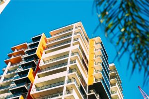 Απίστευτο τρόπο είχε βρει νεαρός στη Θεσσαλονίκη για να κλέβει: Έλεγε ότι του έπεσε η μπάλα στο μπαλκόνι
