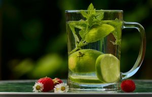 Τι συμβαίνει όταν πίνετε νερό μετά το γεύμα