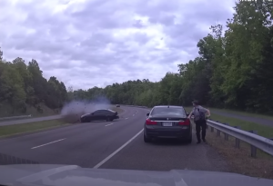 ΒΙΝΤΕΟ-ΣΟΚ! Ανεξέλεγκτο ΙΧ πέφτει πάνω σε αστυνομικό