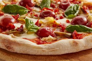Τι πρέπει να κάνετε για να κόβετε τέλεια την σπιτική πίτσα χωρίς να αλλοιώνεται η επικάλυψή της