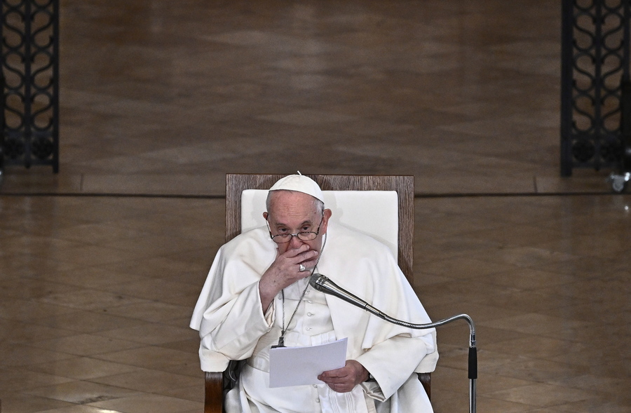 Πάπας Φραγκίσκος: Διαψεύδει ότι πάσχει από πνευμονία – «Όπως βλέπετε είμαι ζωντανός – Είναι μια βρογχίτιδα»