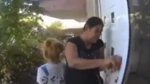 ΒΙΝΤΕΟ: Γυναίκες στα Γλυκά Νερά παραβίασαν είσοδο πολυκατοικίας με κάρτα