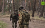 Ρώσοι στρατιώτες ψάχνουν για νάρκες στο πεδίο της μάχης