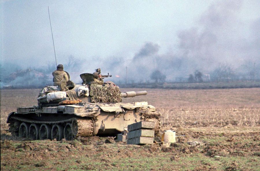 Οι Ρώσοι μεταφέρουν άρματα μάχης στην περιοχή που έπληξαν οι Ουκρανοί – ΒΙΝΤΕΟ