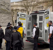 Βρετανία: 52 συλλήψεις διαδηλωτών την ώρα της στέψης Καρόλου (video)