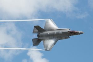 F-35 προσγειώθηκαν σε…αυτοκινητόδρομο για να ανεφοδιαστούν, vid