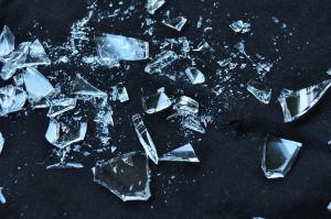 Σαν άλλος Μίστερ Μπιν… Επισκέπτης σε μουσείο σκόνταψε σε δοχείο 12ου αιώνα π.Χ. και το κατέστρεψε!!