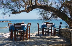 Απίστευτο!!! Πήγε σε ταβέρνα να φάει και κινδυνεύει με κατάσχεση για… τις οφειλές του ιδιοκτήτη της ταβέρνας (video)