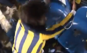 ΤΕΛΟΣ!!!!!! Τούρκος βαράει το κεφάλι του στο κάθισμα μετά το «κέρασμα» του Σλούκα, vid