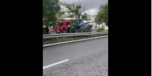 Θεσσαλονίκη: Αυτοκίνητο «καρφώθηκε» σε δέντρο – ΒΙΝΤΕΟ ΣΟΚ