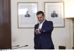 Ο Αλέξης Τσίπρας κοιτάει την ώρα στο ρολόι του