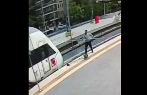 Κεραυνοβολήθηκε δεχόμενος χιλιάδες βολτ!! ΒΙΝΤΕΟ-ΣΟΚ
