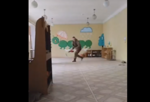 ΒΙΝΤΕΟ: Ουκρανοί στρατιώτες μέσα σε παιδικό σταθμό