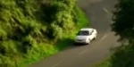 Άσπρο αυτοκίνητο κινείται σε δρόμο