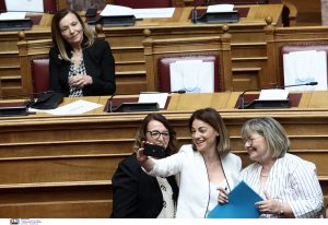Ορκίστηκε η νέα Βουλή, την Δευτέρα διαλύεται! Selfies και χαμόγελα