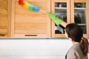 Κουζίνα: Το πανεύκολο κόλπο για να διατηρείτε καθαρό το πάνω μέρος των ντουλαπιών vid
