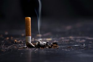 Περίπου 1δισ. άνθρωποι παγκοσμίως εξακολουθούν να καπνίζουν