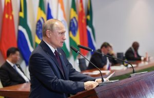 Ώρα αλλαγών: Οι BRICS του Πούτιν γιγαντώνονται ενώ η Δύση καταρρέει