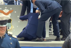 Δείτε ΒΙΝΤΕΟ!! Επική δημόσια τούμπα του υπερήλικα Μπάιντεν