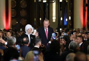 Η Μαρέβα Μητσοτάκη καλεσμένη της Εμινέ Ερντογάν σε επίδειξη με παραδοσιακά νυφικά  – Βίντεο
