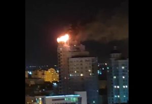 Πολυκατοικία στις φλόγες σε ρωσική συνοριακή πόλη, vid