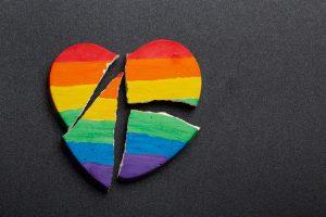 Όταν πήγαν να ανεμίσουν σημαίες των LGBTQ στη Ρωσία!! – vid