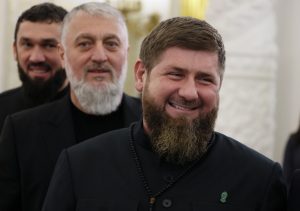 Επικό ΒΙΝΤΕΟ με Καντίροφ! Έβαλε… πολυβόλο σε Tesla όχημα επαινώντας τον Έλον Μασκ