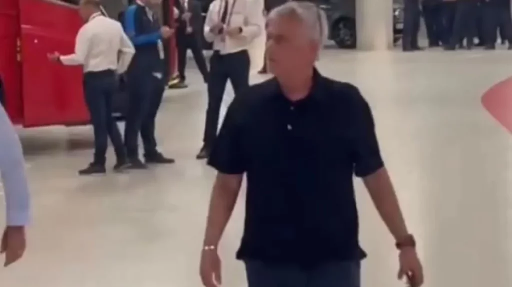 Μουρίνιο: Έξαλλος με τον διαιτητή του τελικού του Europa League – «Είσαι μια γα@@@νη ντροπή»