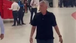 Ο προπονητής Ζοσέ Μουρίνιο περπατά θυμωμένος