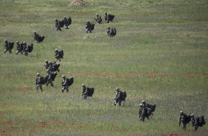 Παράνοια: Ποιά κράτη ετοιμάζουν τους πολίτες τους για πόλεμο με τη Ρωσία;