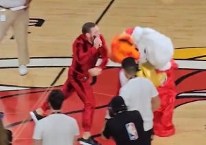 Χαμός στο NBA! Ξάπλωσε με μία γροθιά μασκότ ομάδας, vid