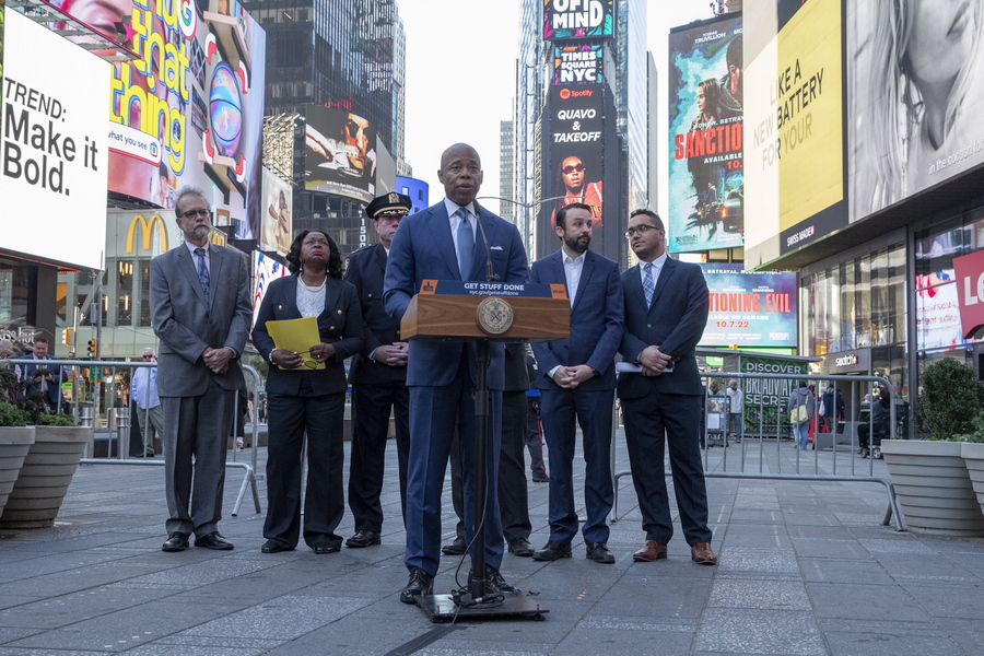 Ο Δήμαρχος της Νέας Υόρκης, η οποία έχει γεμίσει με αλλοδαπούς, εύχεται στον Μπακογιάννη για τις εκλογές, vid
