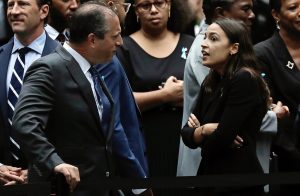 «Βράζει» η αμερικανική κοινωνία: «Είμαστε σε πόλεμο με την Ρωσία»! Χαμός κατά βουλευτή του Μπάιντεν, vid