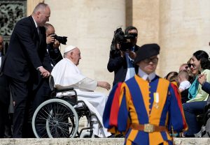 Νέα περιπέτεια υγείας για τον Πάπα – Τον πάνε για…απόσυρση;