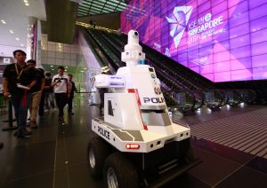 Περιπολίες ρομπότ-αστυνόμων σε όλη τη Σιγκαπούρη! Ο εφιάλτης είναι εδώ, vid