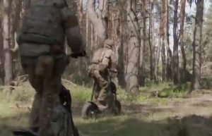 Ουκρανοί στρατιώτες με…ηλεκτρικά σκούτερ;;; Έπος! – vid