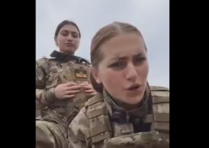 «F@@@ Πούτιν»: Ένστολες Ουκρανές κάνουν…βιντεάκια υποτίθεται κοντά στο μέτωπο