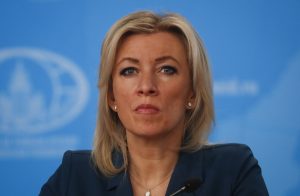 Ζαχάροβα: Η υφυπουργός Εξωτερικών των ΗΠΑ στο Κίεβο μοίραζε κουλουράκια – Νόμιζε ότι θα κάνει το ίδιο στον Νίγηρα! (video)