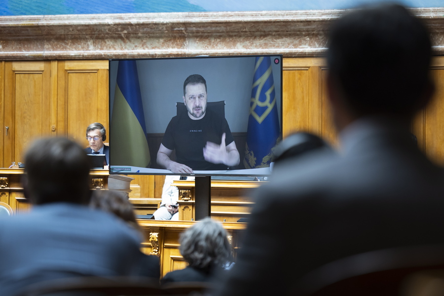 Σηκώθηκε όλη η καναδική Βουλή για να χειροκροτήσει τον Ζελένσκι, vid
