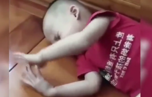 «Παγώνει» το αίμα το ΒΙΝΤΕΟ!! Δείτε τι συμβαίνει με αυτό το μωρό…