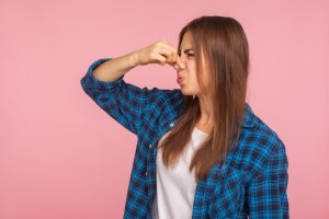 Πέντε γρήγοροι τρόποι για να απαλλαγείτε από τις μυρωδιές της κουζίνας